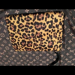 Leopard clutch